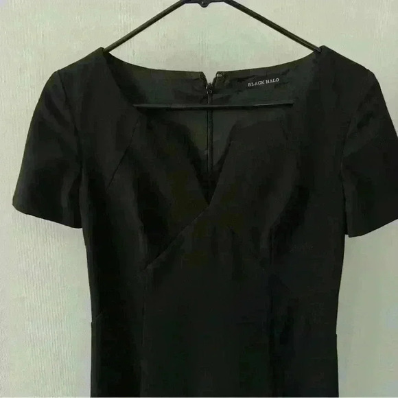 Black Halo Vneck cut in black size 4 - Picture 6 of 6